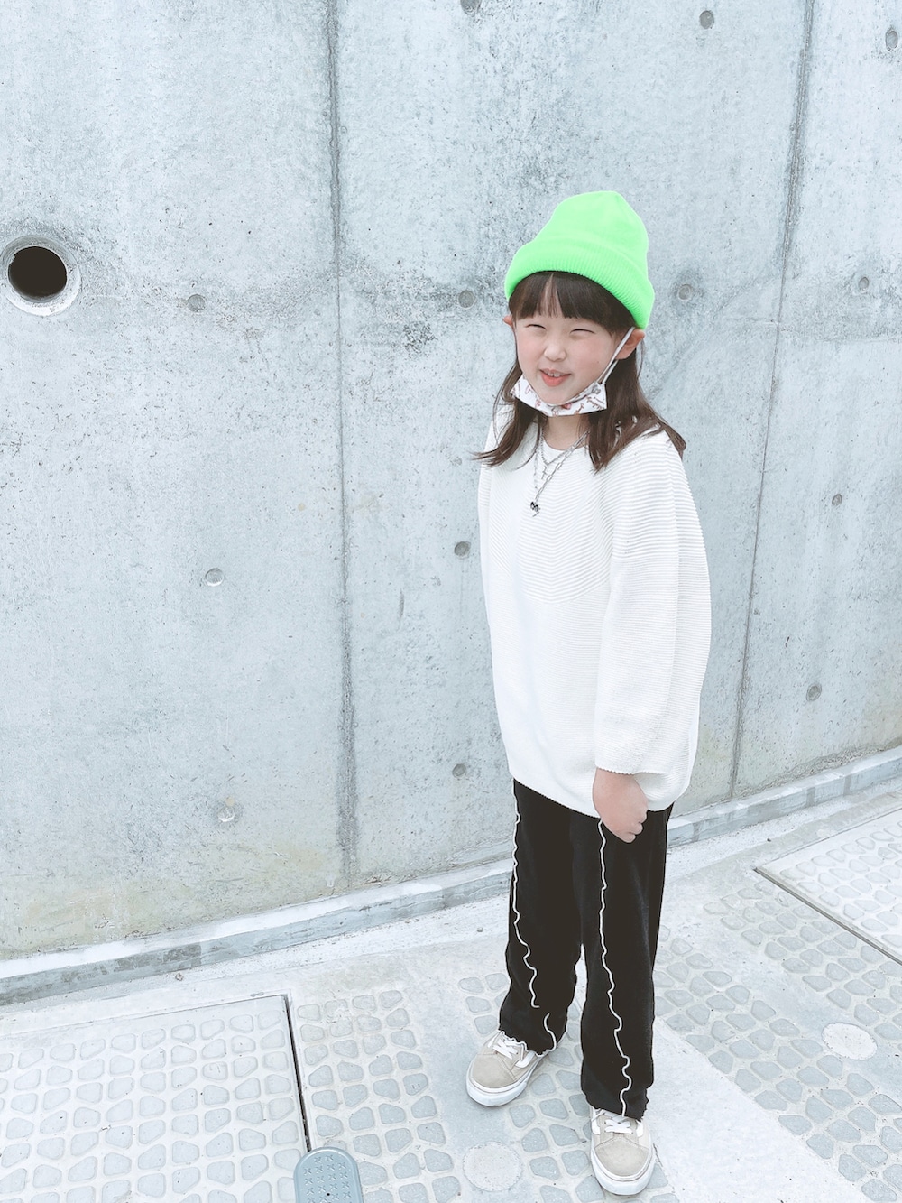 「休日スタイル、シンプルコーデ、キッズファッション、女の子コーデ、ラクチンコーデ、春夏コーデ、プチプラ、ネオンカラー、キッズ」｜「UNIQLOの3Dコットンバルーンスリーブセーター（7分袖）（ニット/セーター、ホワイト系）」を使った、🅚さん（キッズ・127cm）の春コーディネートの2枚目の写真