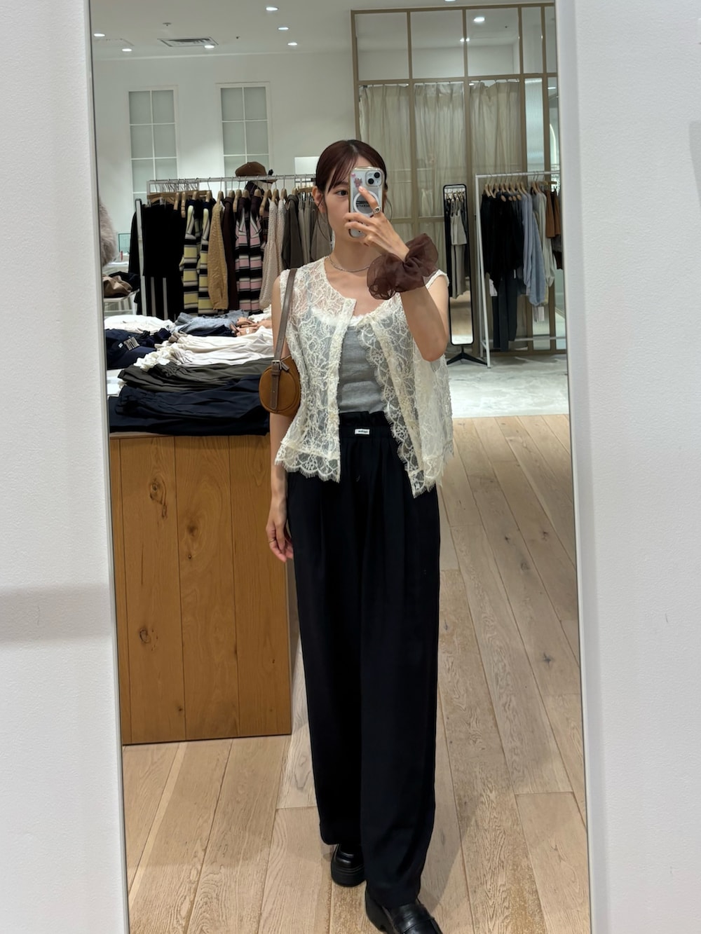 イエロー系のその他アウター、グレー系のキャミソール、ブラック系のスラックスを着用したレディースの秋コーディネートの2枚目の写真