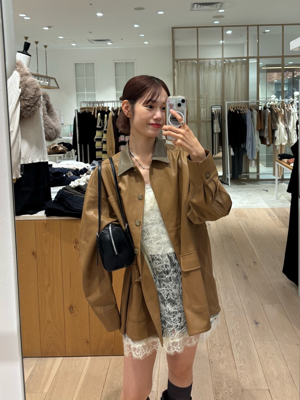 イエロー系のその他アウター、ホワイト系のタンクトップ、ブラック系のブーツを着用したレディースの秋コーディネートの2枚目の写真