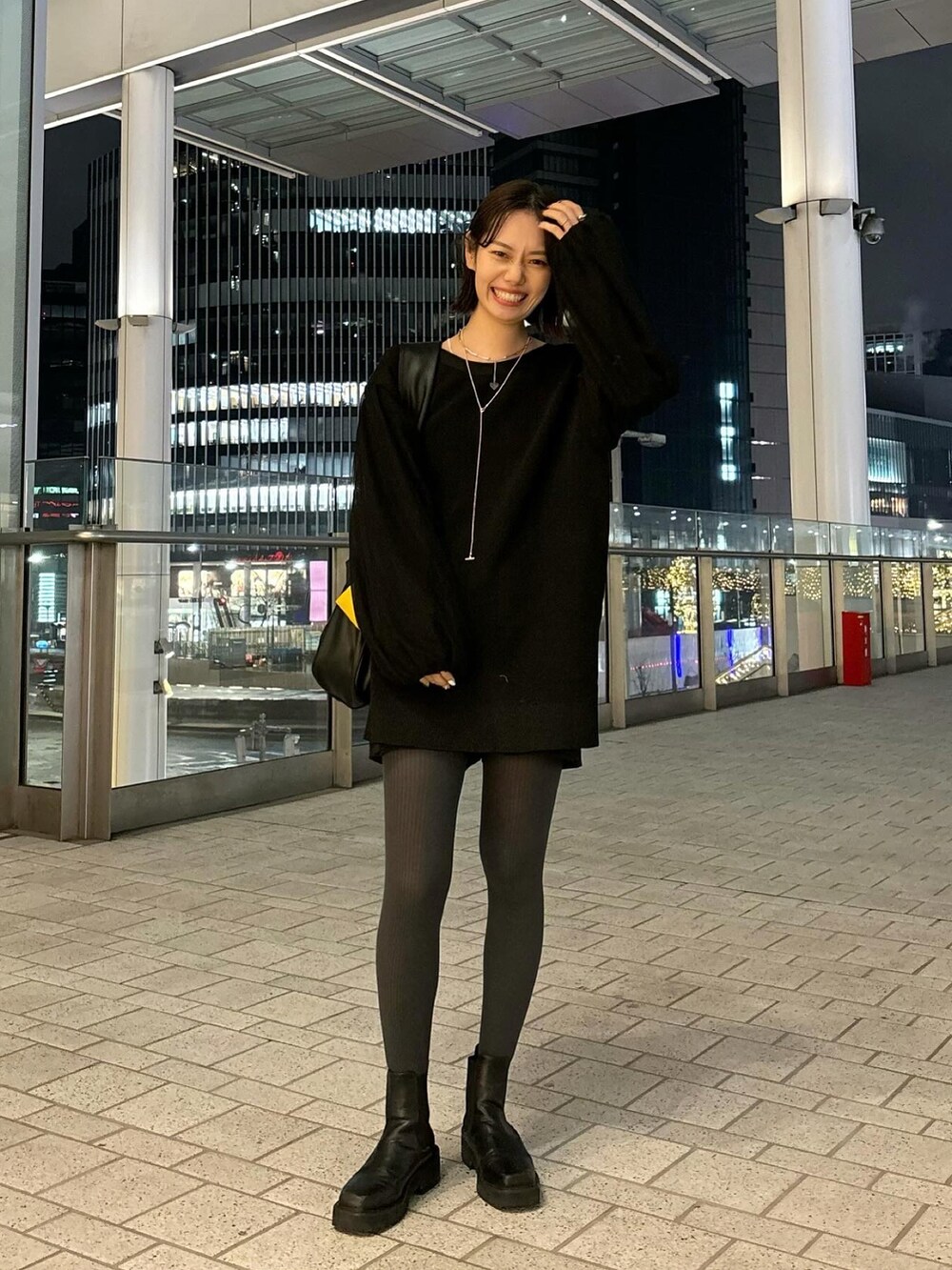 ブラック系のカーディガン/ボレロを着用したレディースの冬コーディネートの2枚目の写真