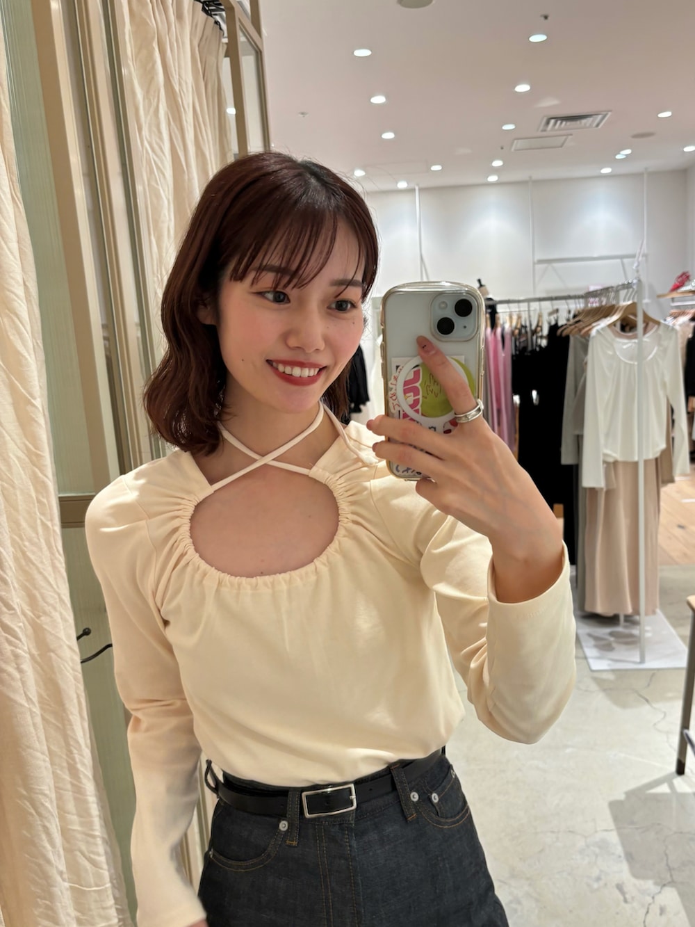 ベージュ系のTシャツ/カットソー、ブルー系のデニムパンツを着用したレディースの春コーディネートの2枚目の写真