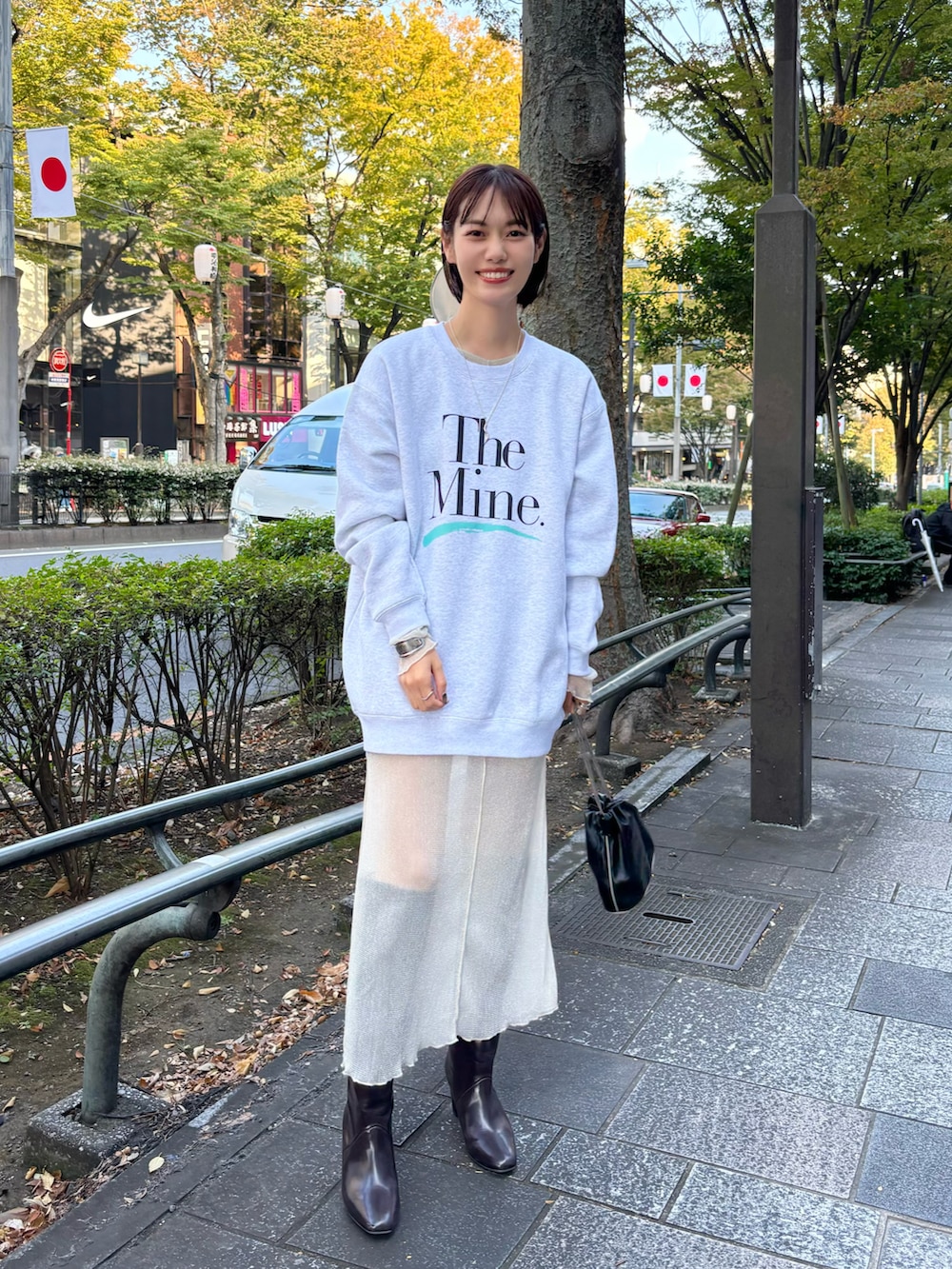 グレー系のスウェット、ホワイト系のワンピース/ドレスを着用したレディースの秋コーディネートの2枚目の写真