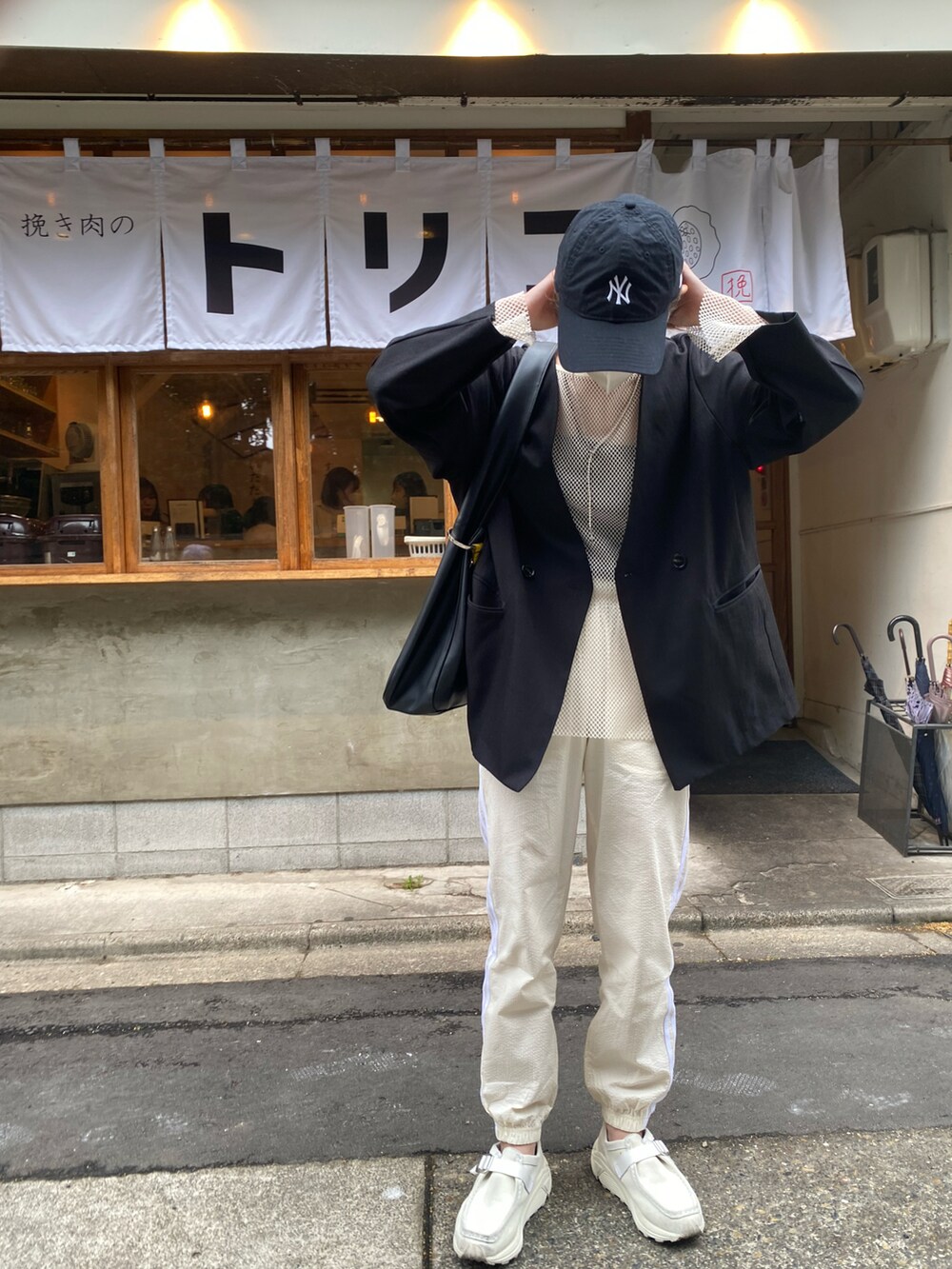 ホワイト系のTシャツ/カットソー、ブラック系のノーカラージャケット、ホワイト系のスウェットパンツを着用したレディースの春コーディネートの2枚目の写真