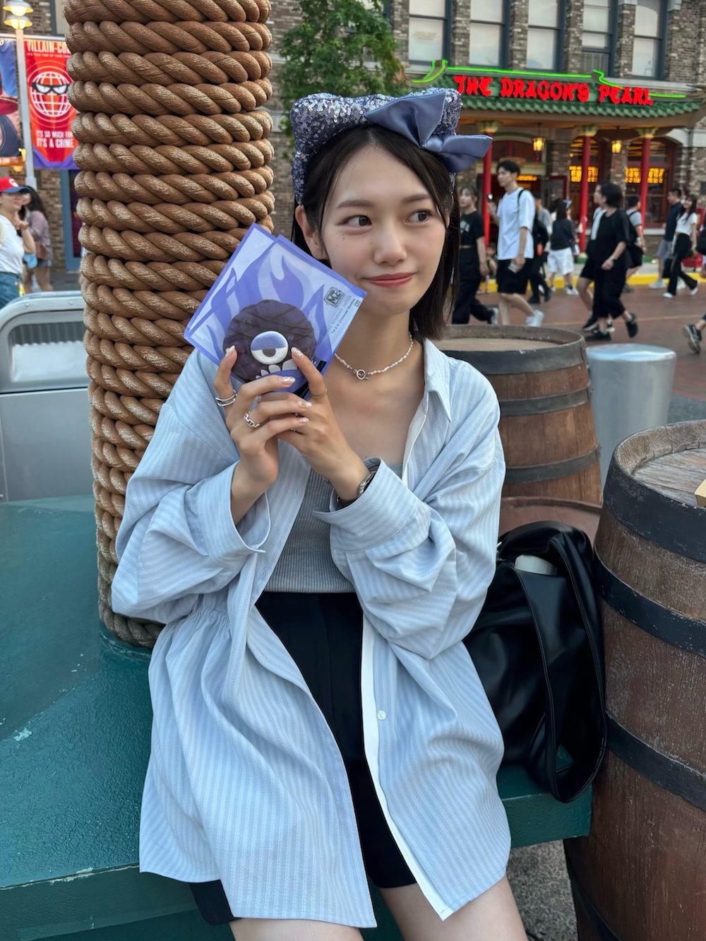 ブルー系のシャツ/ブラウス、グレー系のキャミソール、ブラック系のその他パンツを着用したレディースの夏コーディネートの2枚目の写真