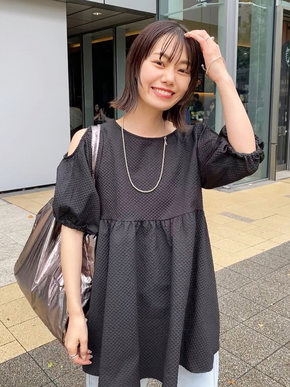 ブラック系のシャツ/ブラウス、ブルー系のデニムパンツを着用したレディースの春コーディネートの3枚目の写真