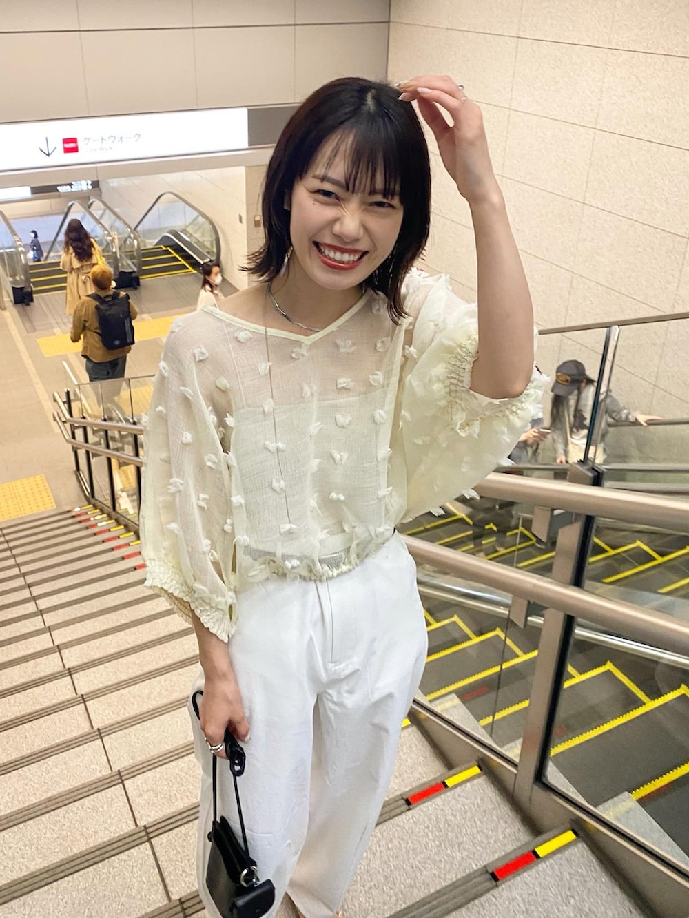 ホワイト系のシャツ/ブラウス、ホワイト系のその他パンツを着用したレディースの春コーディネートの3枚目の写真