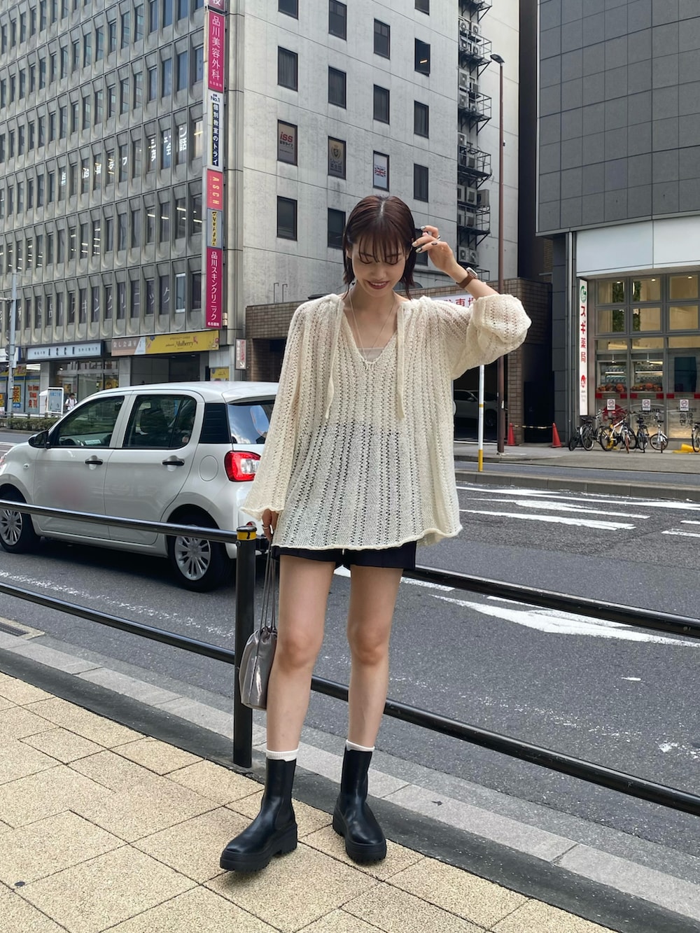 ホワイト系のニット/セーター、ブラック系のその他パンツ、ブラック系のブーツを着用したレディースの秋コーディネートの2枚目の写真