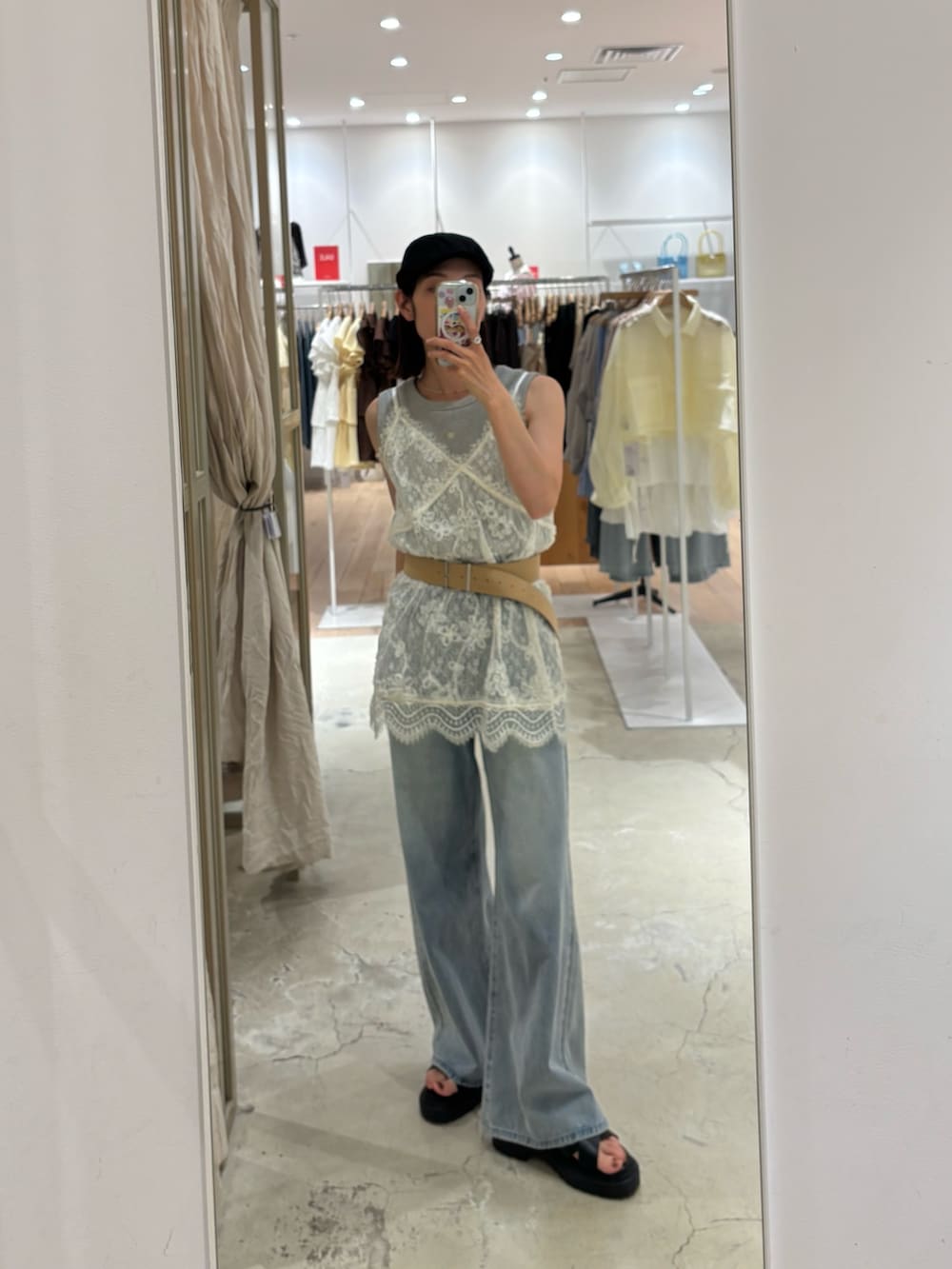 ホワイト系のシャツ/ブラウス、ブルー系のデニムパンツ、ブラック系のサンダルを着用したレディースの夏コーディネートの2枚目の写真