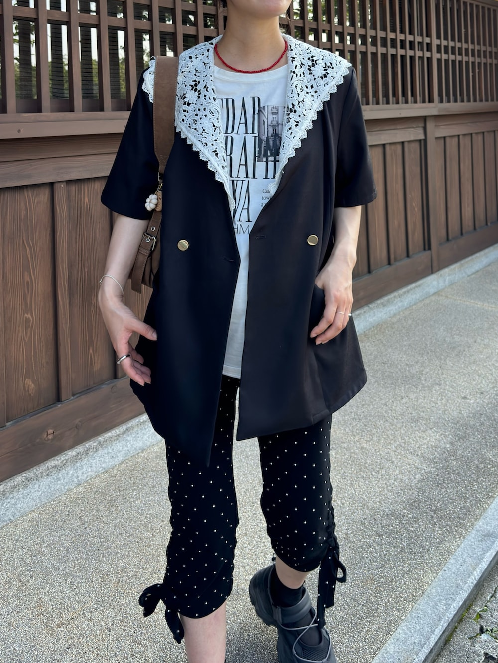 ブラック系のテーラードジャケット、ホワイト系のTシャツ/カットソー、ブラック系のその他パンツを着用したレディースの夏コーディネートの2枚目の写真