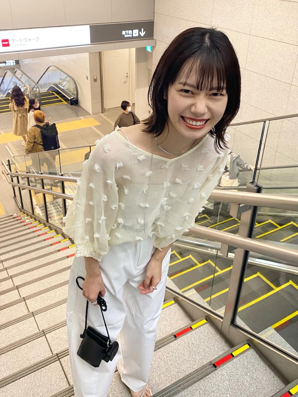 ホワイト系のシャツ/ブラウス、ホワイト系のその他パンツを着用したレディースの春コーディネートの2枚目の写真