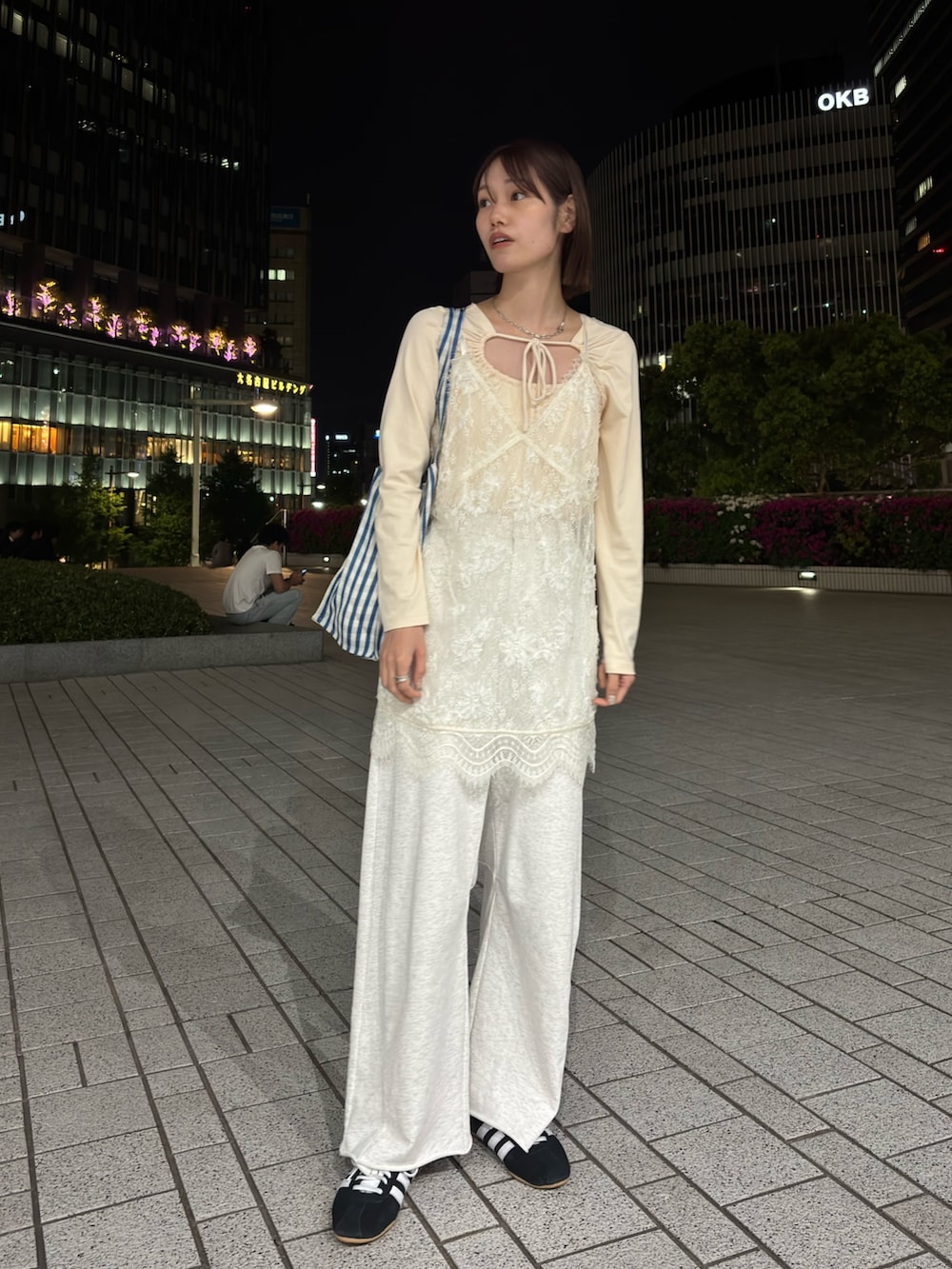 グレー系のスウェットパンツ、ブラック系のTシャツ/カットソー、ホワイト系のシャツ/ブラウスを着用したレディースの春コーディネートの3枚目の写真