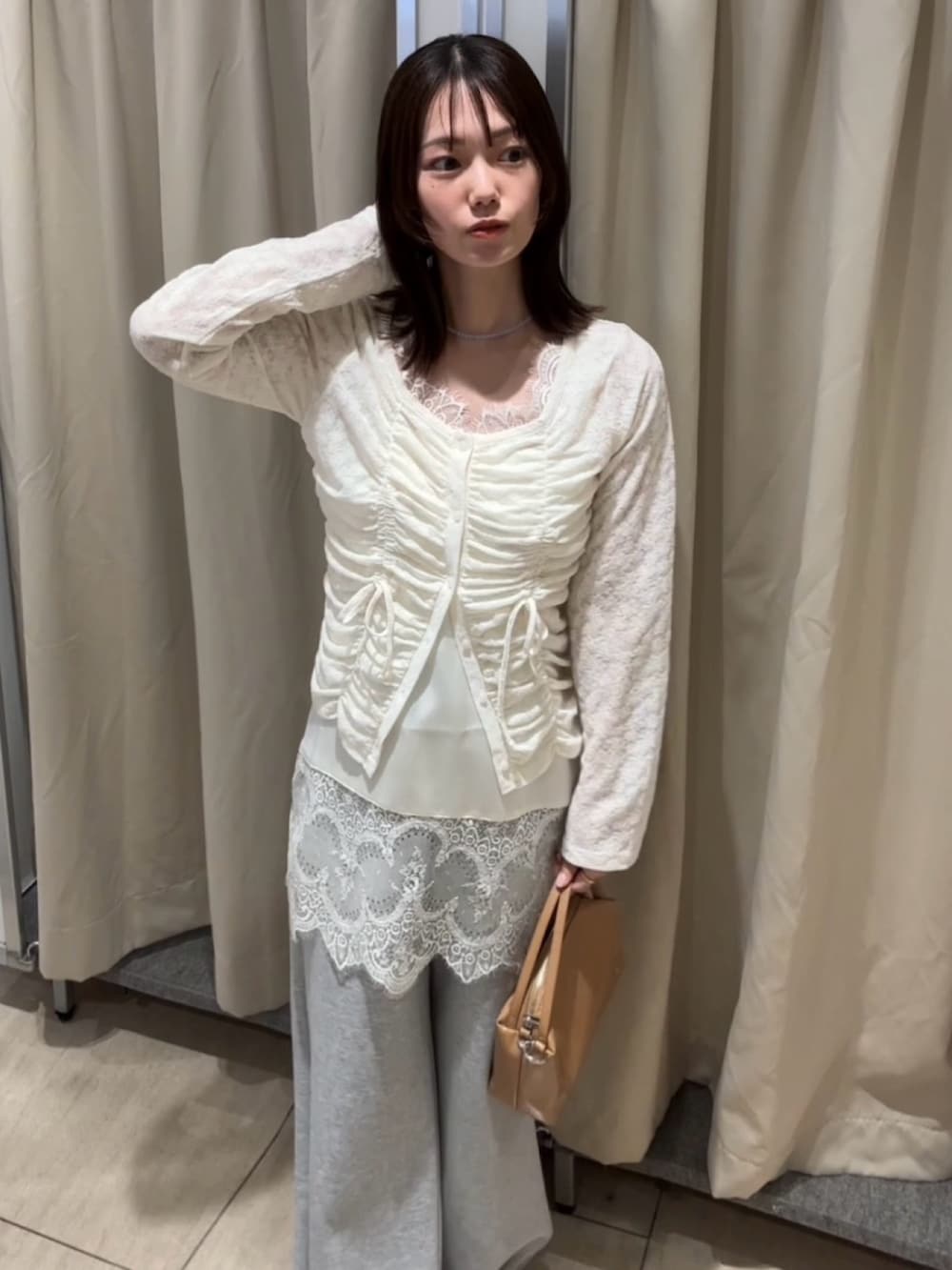 ホワイト系のカーディガン/ボレロ、ホワイト系のキャミソール、グレー系のスウェットパンツを着用したレディースの春コーディネートの2枚目の写真