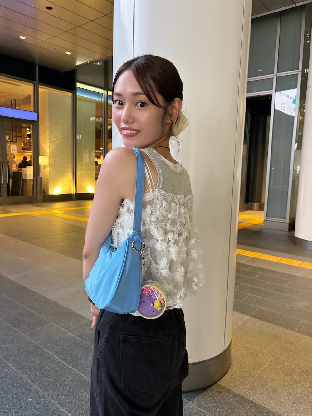ブラック系のデニムパンツ、ブラック系のパンプス、グレー系のタンクトップを着用したレディースの夏コーディネートの3枚目の写真