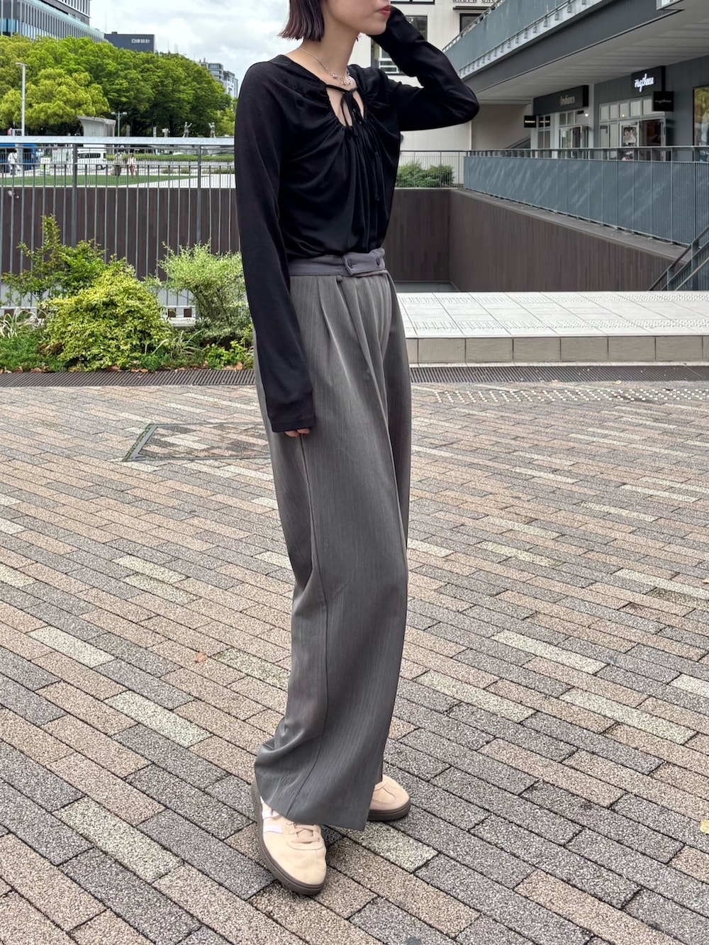 ブラック系のTシャツ/カットソー、グレー系のその他パンツ、シルバー系のネックレスを着用したレディースの春コーディネートの3枚目の写真