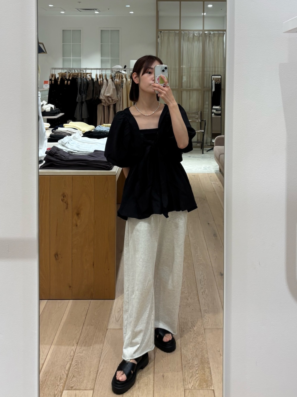 ブラック系のシャツ/ブラウス、ブラック系のシャツ/ブラウス、グレー系のスウェットパンツを着用したレディースの春コーディネートの2枚目の写真