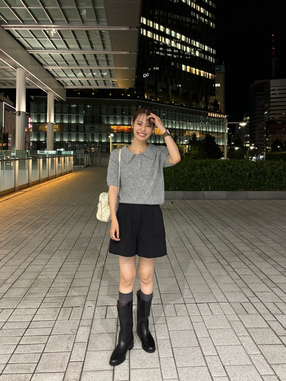 グレー系のニット/セーター、ブラック系のその他パンツ、ホワイト系のショルダーバッグを着用したレディースの秋コーディネートの2枚目の写真