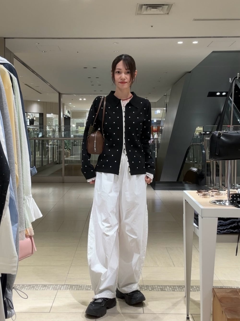 ブラック系のカーディガン/ボレロ、ホワイト系のTシャツ/カットソー、ホワイト系のその他パンツを着用したレディースの春コーディネートの2枚目の写真