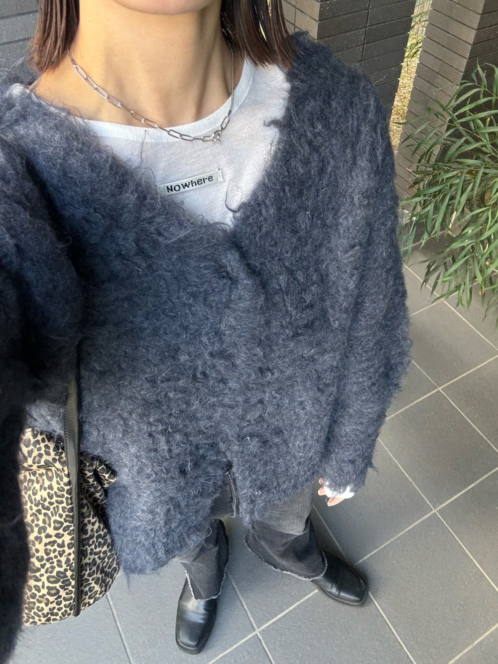 グレー系のカーディガン/ボレロ、ベージュ系のバッグを着用したレディースの秋コーディネートの3枚目の写真