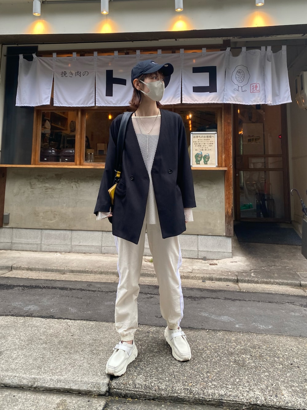 ブラック系のノーカラージャケット、ホワイト系のTシャツ/カットソーを着用したレディースの春コーディネートの2枚目の写真