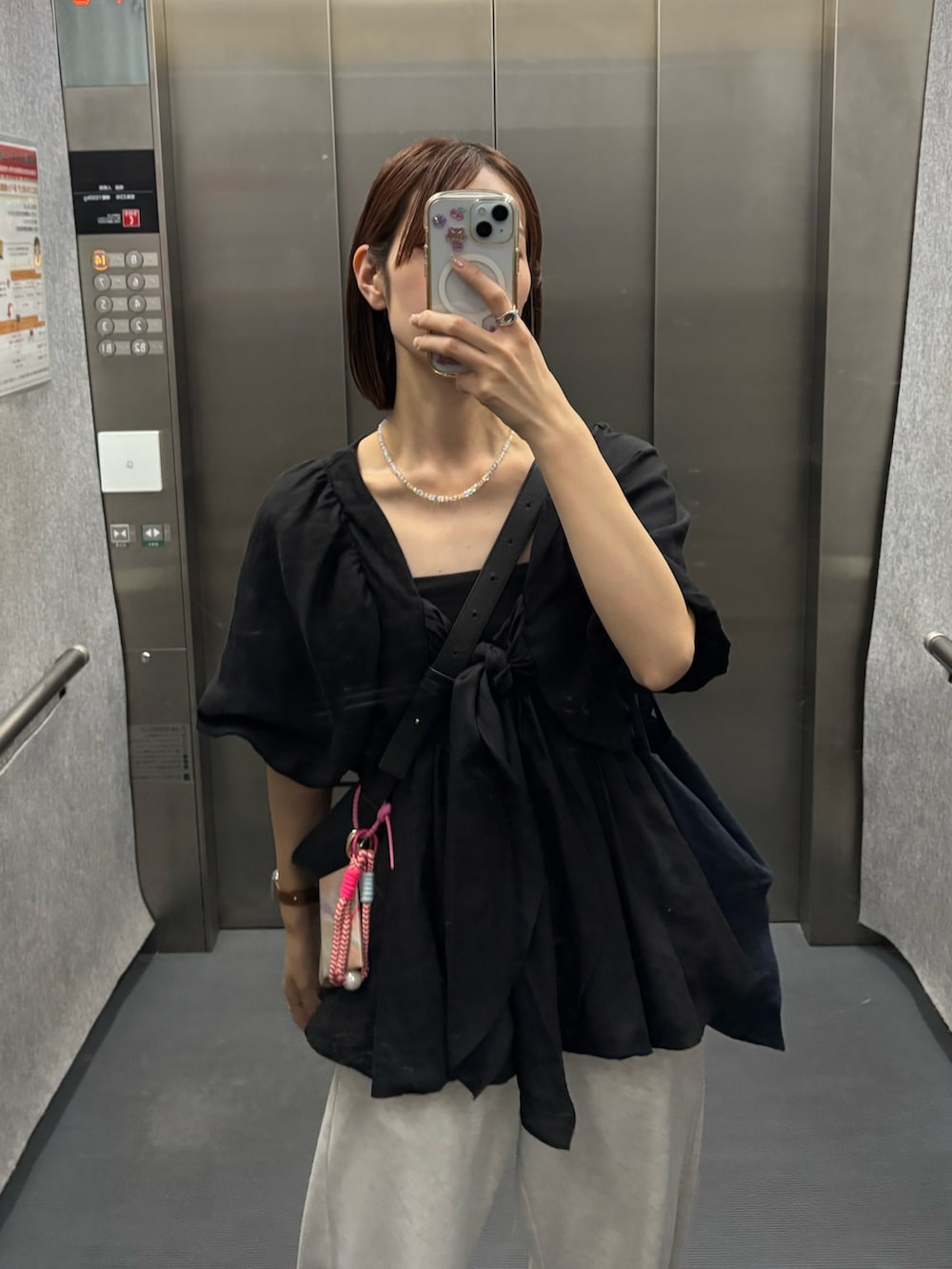 ブラック系のシャツ/ブラウス、ブラック系のシャツ/ブラウス、グレー系のスウェットパンツを着用したレディースの春コーディネートの2枚目の写真