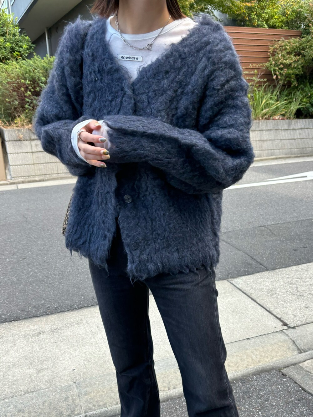 グレー系のカーディガン/ボレロ、ベージュ系のバッグを着用したレディースの秋コーディネートの2枚目の写真