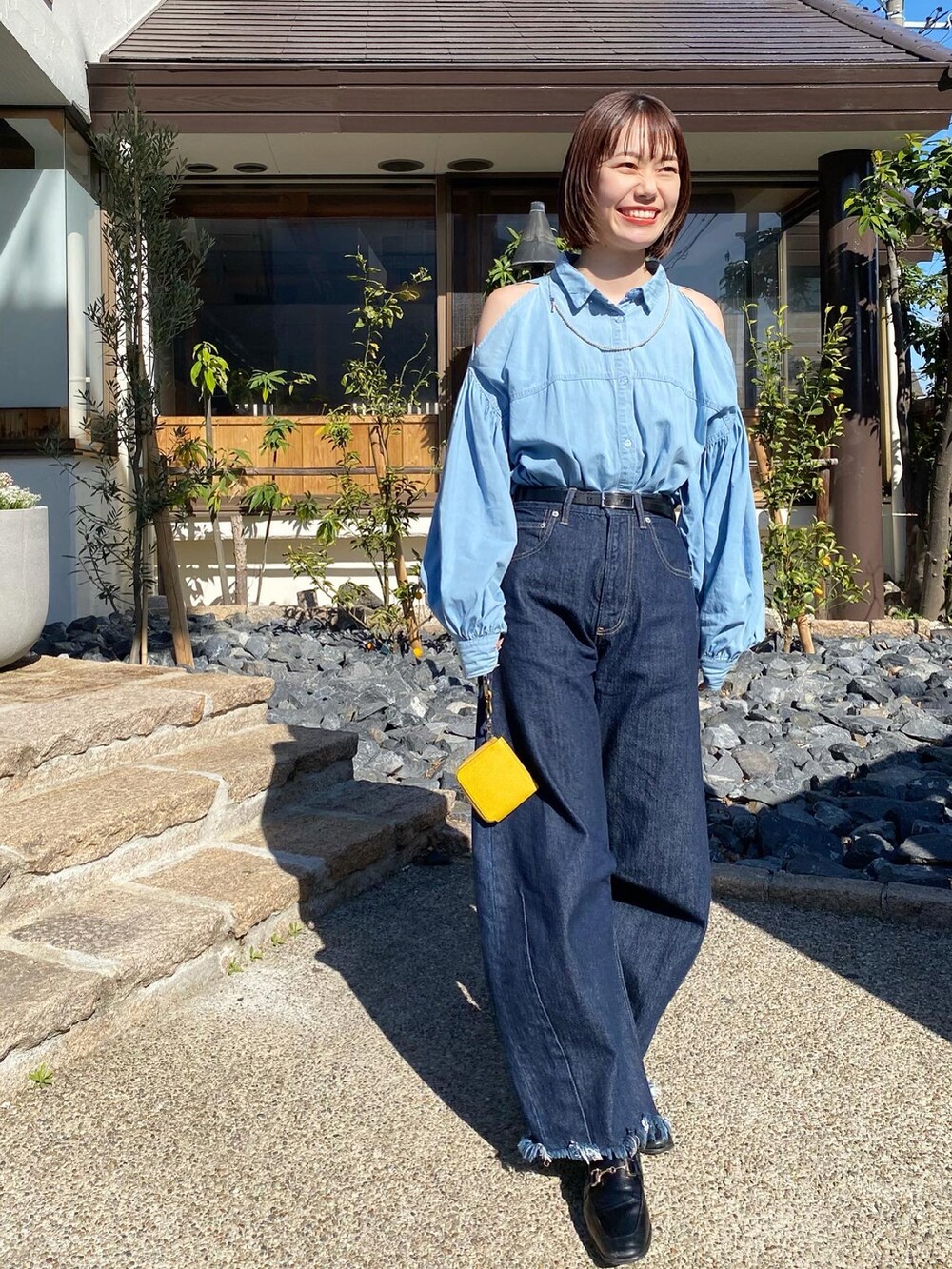 ブルー系のデニムパンツ、ブルー系のシャツ/ブラウス、ブラック系のローファーを着用したレディースの春コーディネートの4枚目の写真