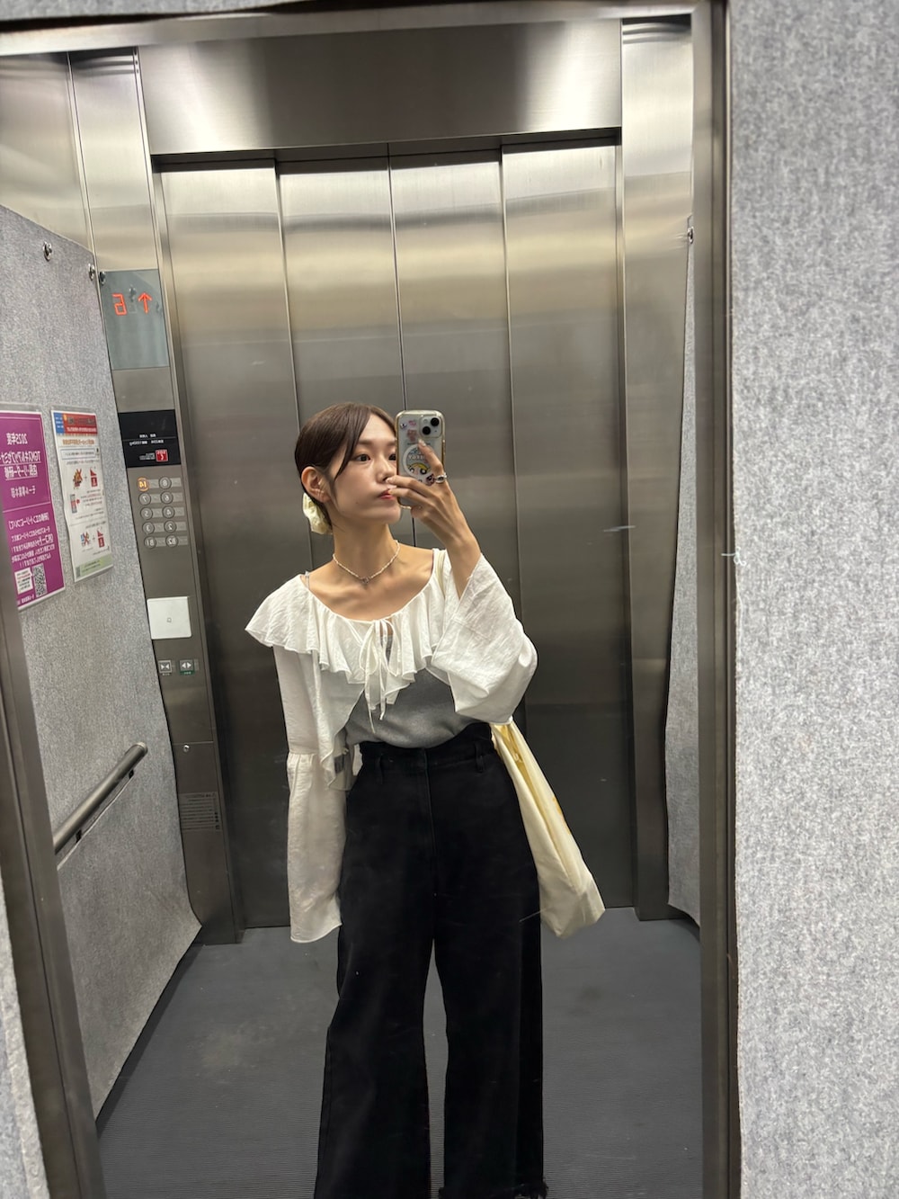 ホワイト系のシャツ/ブラウス、グレー系のキャミソール、ブラック系のデニムパンツを着用したレディースの夏コーディネートの2枚目の写真