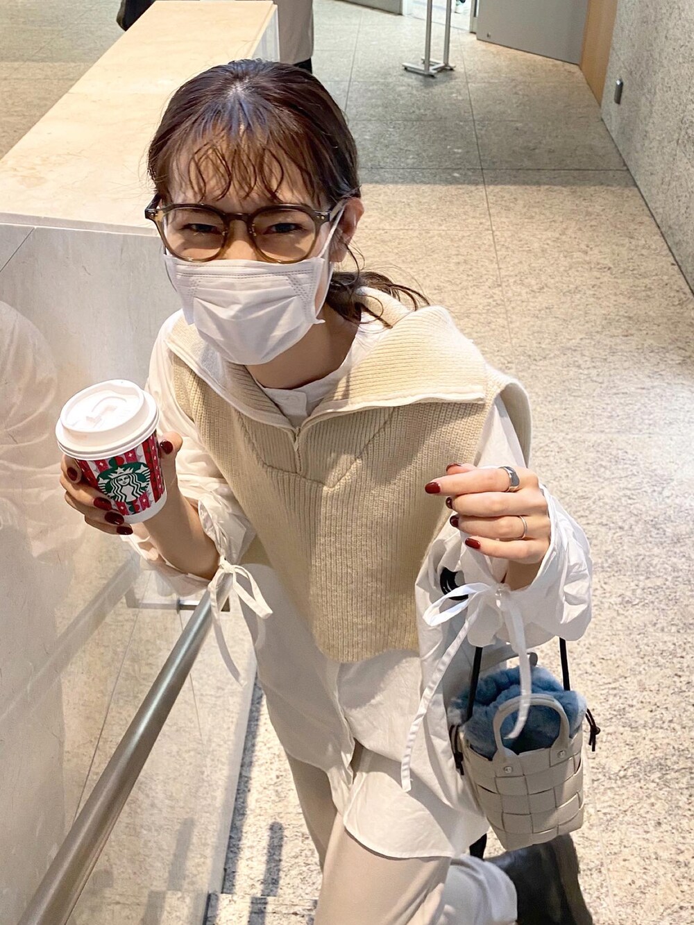 ホワイト系のシャツ/ブラウス、ホワイト系のベストを着用したレディースの秋コーディネートの2枚目の写真