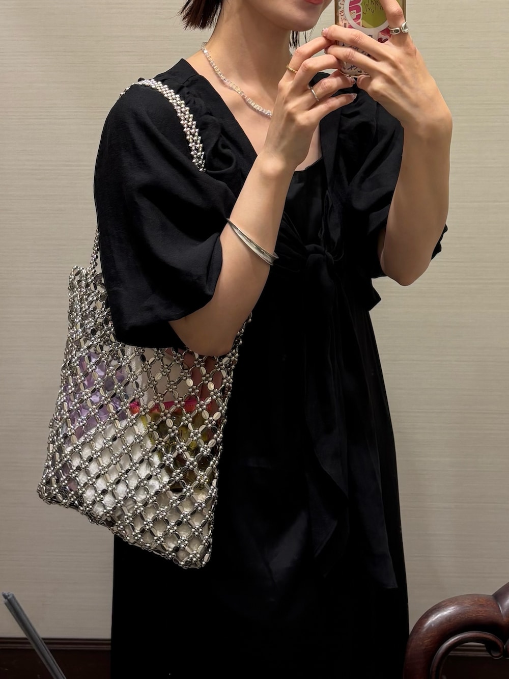 ブラック系のシャツ/ブラウス、ブラック系のワンピースを着用したレディースの春コーディネートの2枚目の写真