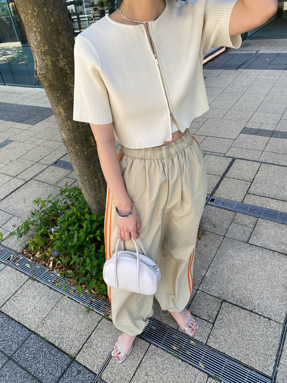 ホワイト系のニット/セーターを着用したレディースの春コーディネートの2枚目の写真