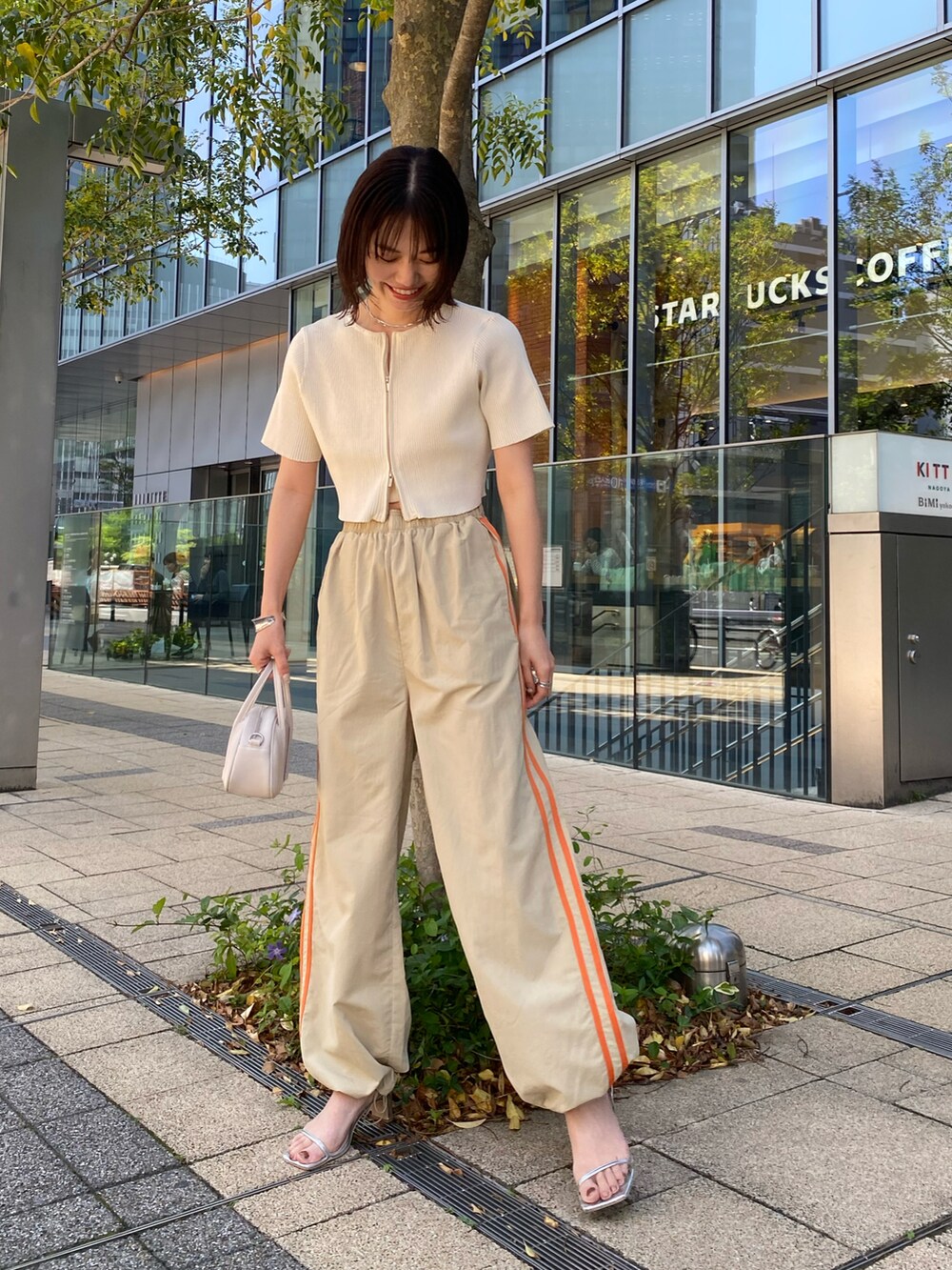 ホワイト系のニット/セーターを着用したレディースの春コーディネートの3枚目の写真