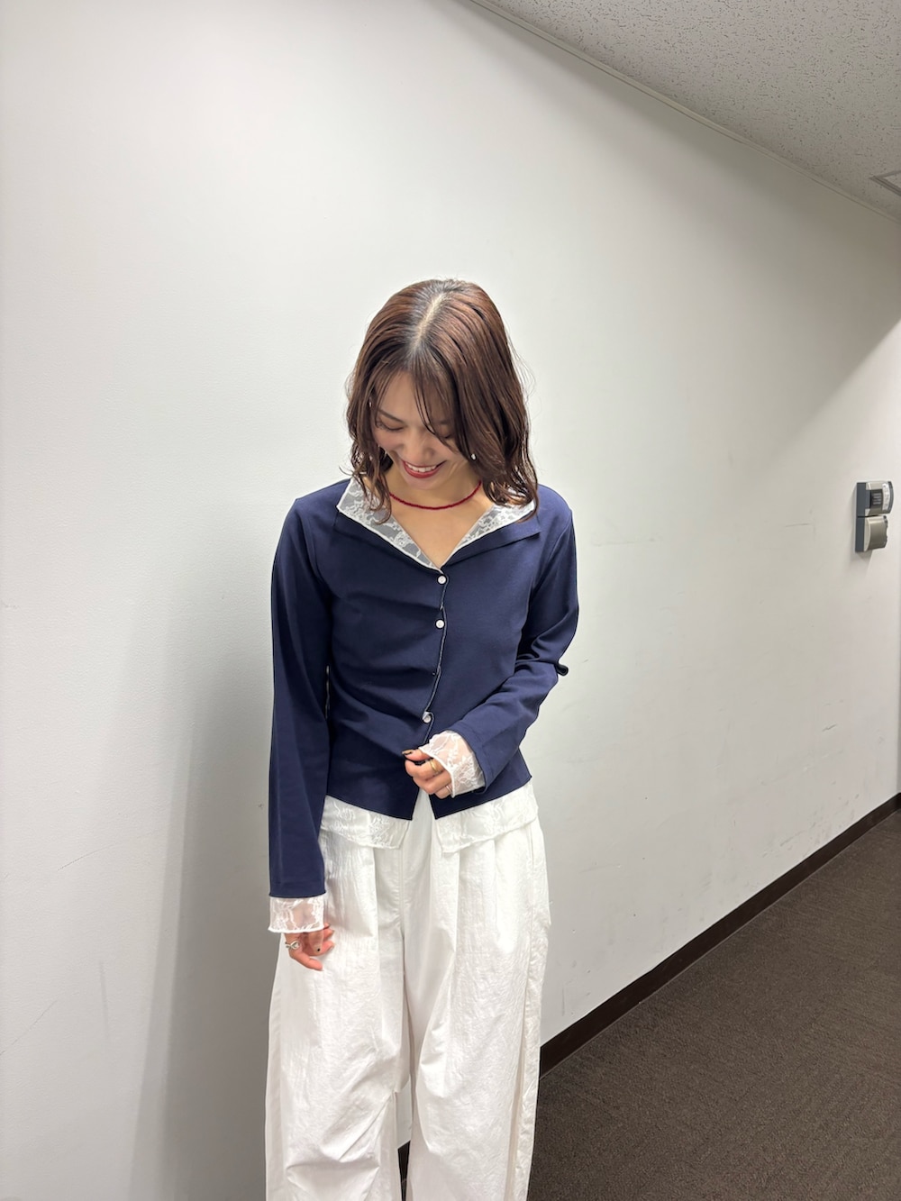 ブルー系のTシャツ/カットソー、ホワイト系のその他パンツを着用したレディースの冬コーディネートの2枚目の写真