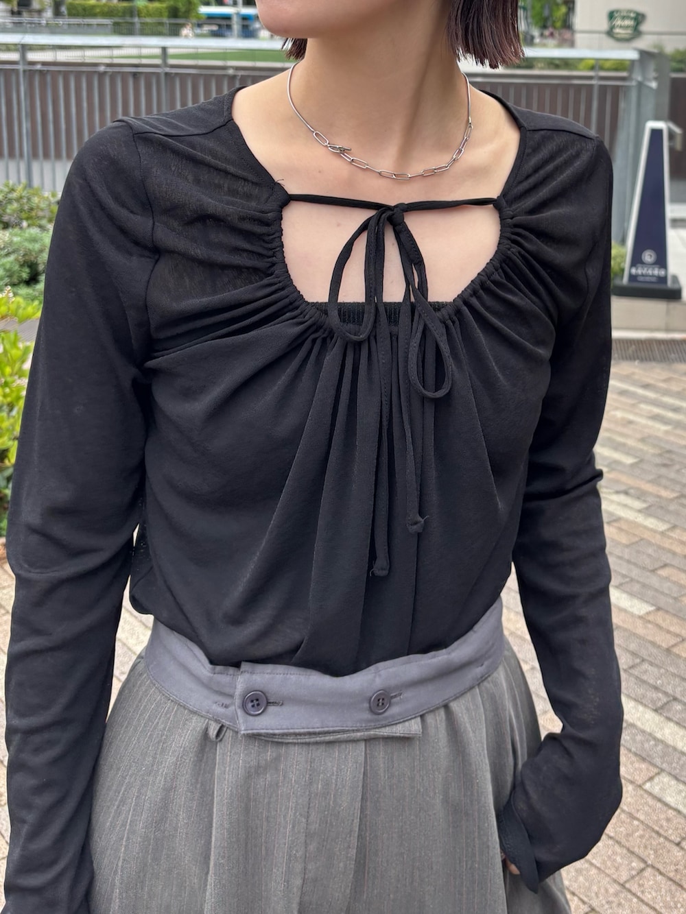 ブラック系のTシャツ/カットソー、グレー系のその他パンツ、シルバー系のネックレスを着用したレディースの春コーディネートの2枚目の写真