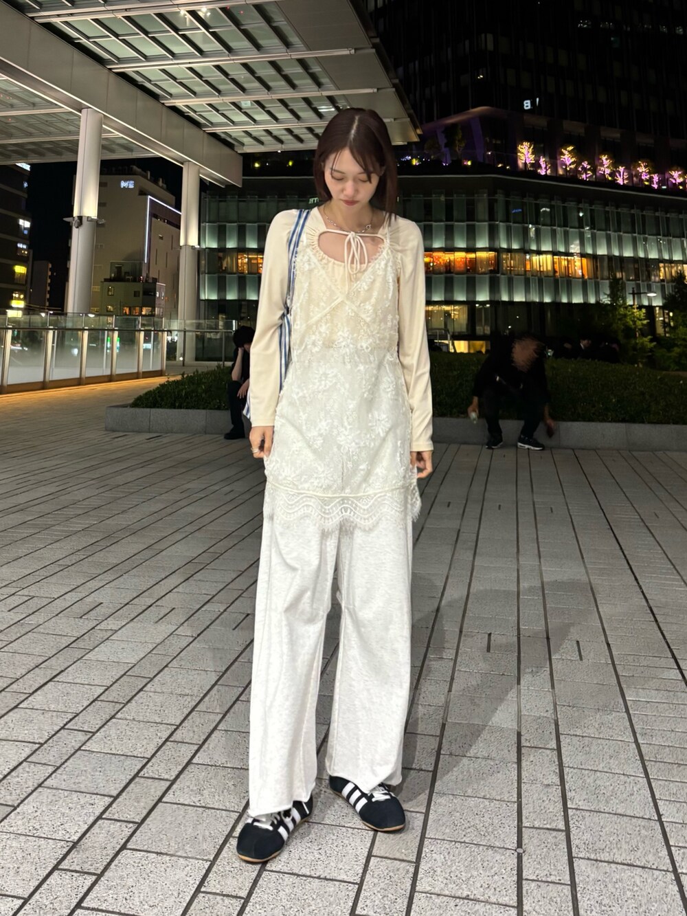 グレー系のスウェットパンツ、ブラック系のTシャツ/カットソー、ホワイト系のシャツ/ブラウスを着用したレディースの春コーディネートの2枚目の写真
