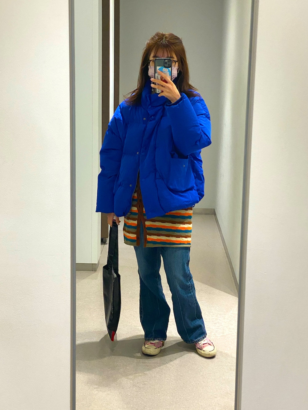 ブルー系のダウンジャケット/コート、その他のニット/セーター、ブルー系のパンツを着用したレディースの冬コーディネートの2枚目の写真