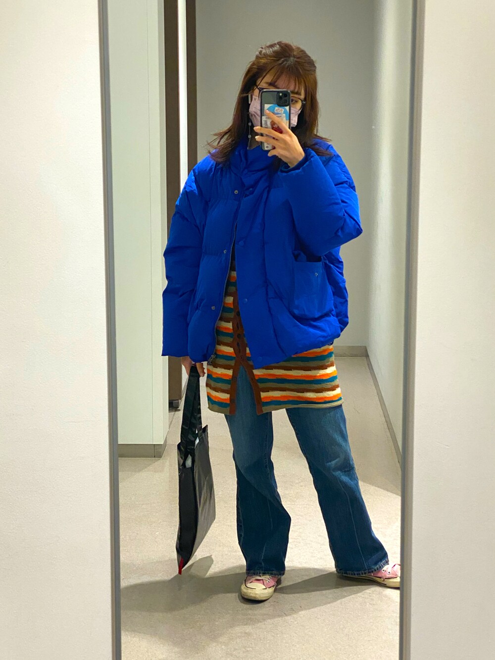 ブルー系のダウンジャケット/コート、その他のニット/セーター、ブルー系のパンツを着用したレディースの冬コーディネートの3枚目の写真