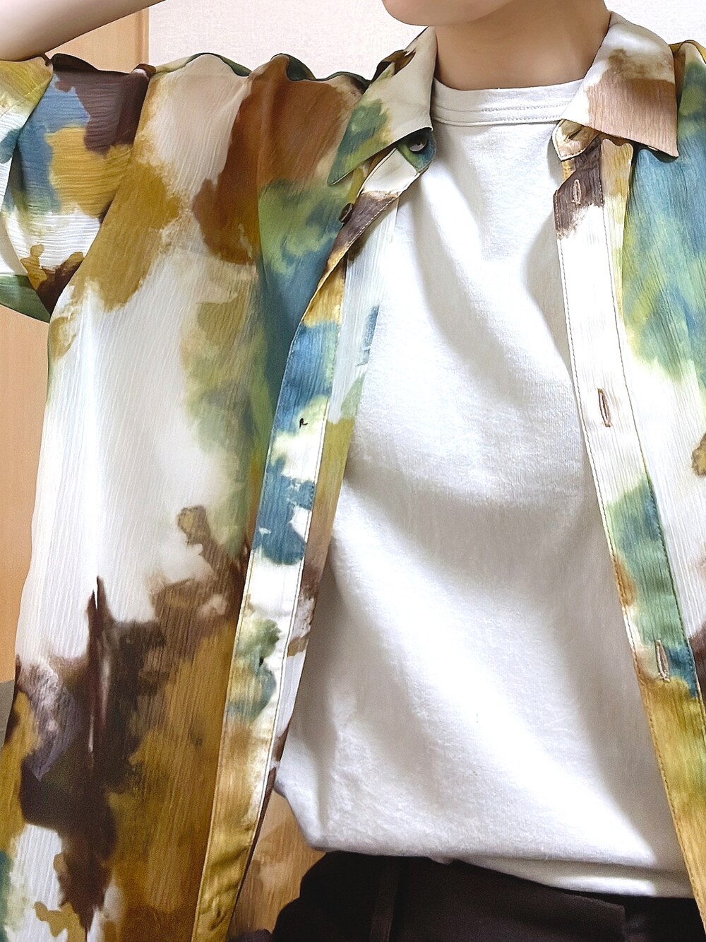 ブラウン系のスラックス、グレー系のタンクトップ、ブラウン系のシャツ/ブラウスを着用したレディースの夏コーディネートの2枚目の写真