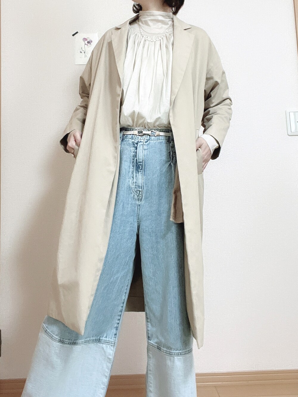 ブルー系のデニムパンツ、ベージュ系のシャツ/ブラウス、ホワイト系のベルトを着用したレディースの春コーディネートの5枚目の写真