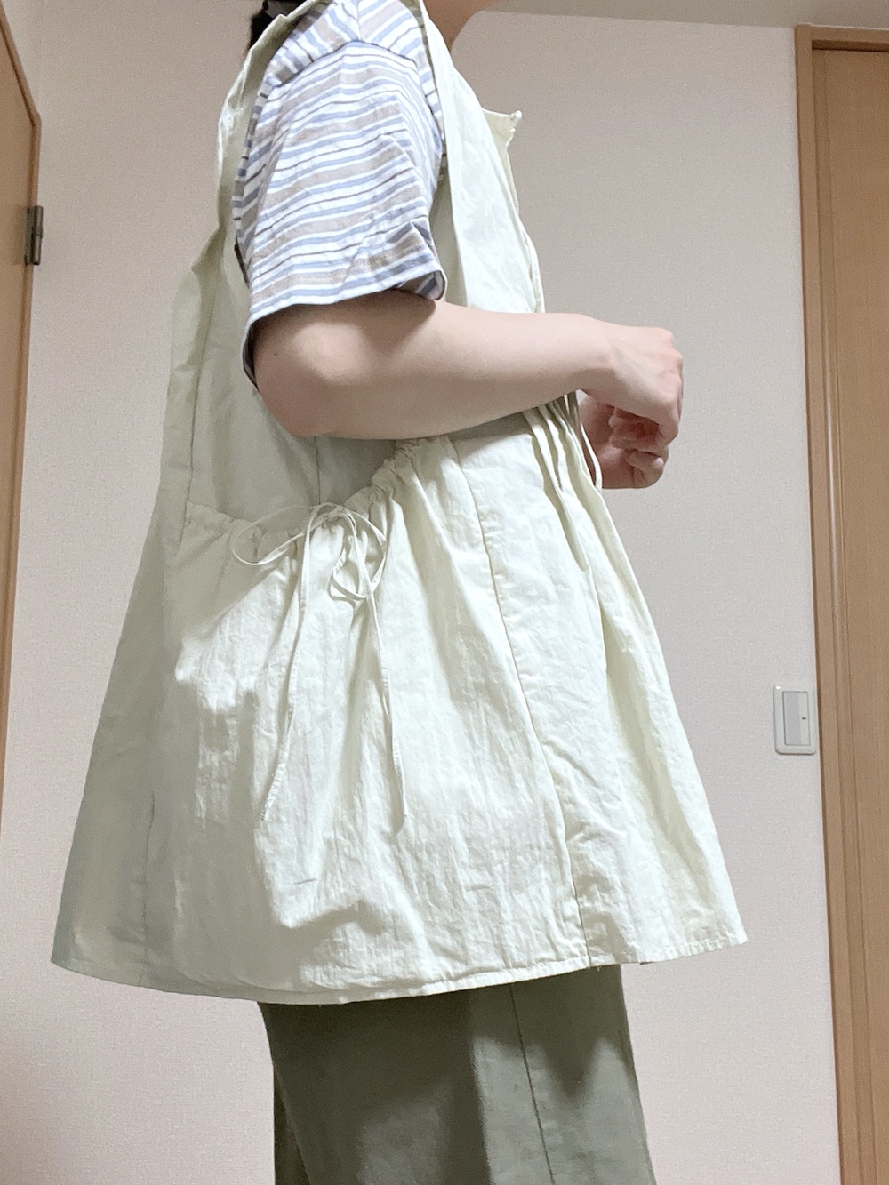 グリーン系のパンツ、ホワイト系のその他トップス、その他のTシャツ/カットソーを着用したレディースの夏コーディネートの2枚目の写真