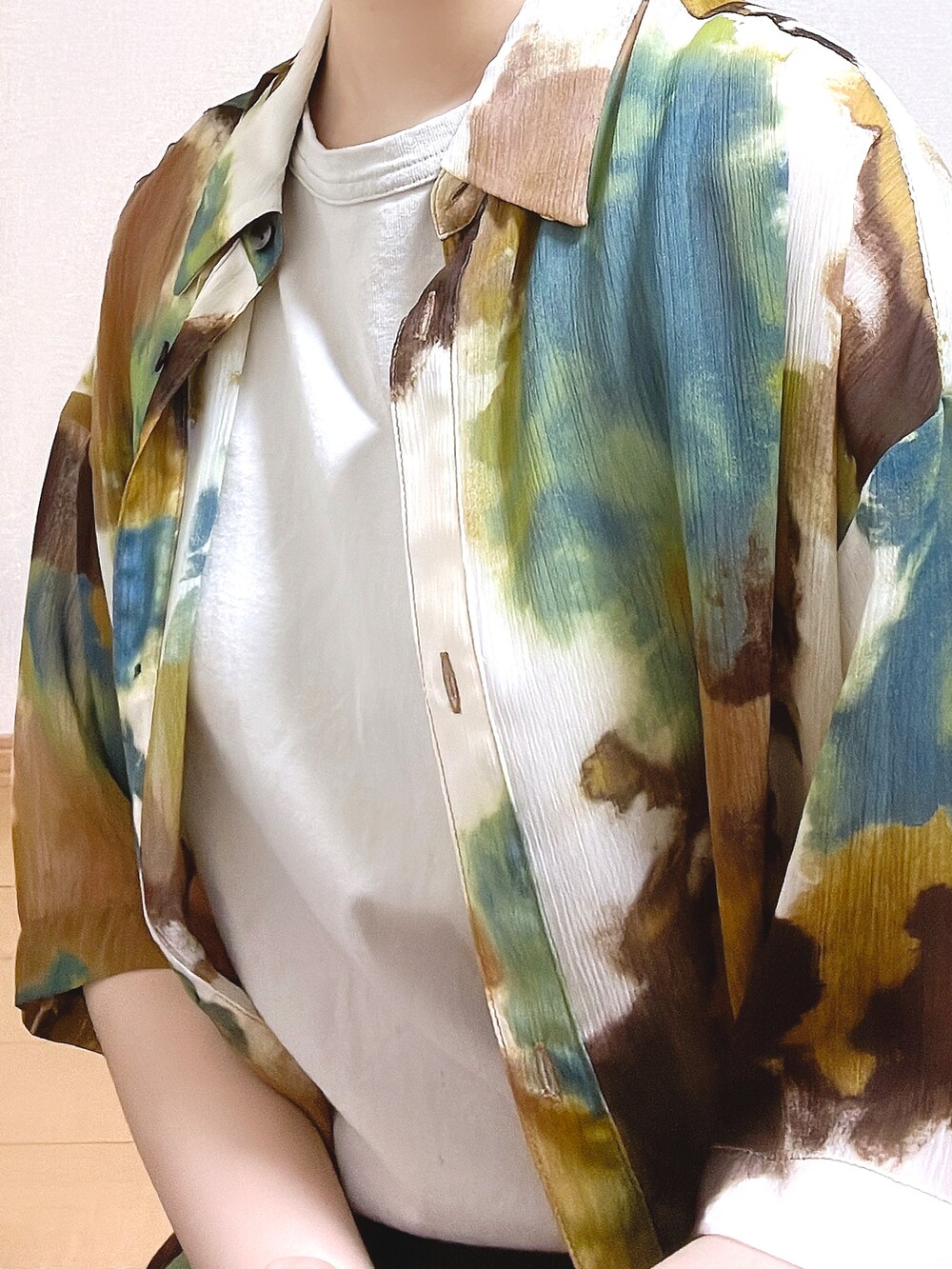 ブラウン系のスラックス、グレー系のタンクトップ、ブラウン系のシャツ/ブラウスを着用したレディースの夏コーディネートの3枚目の写真