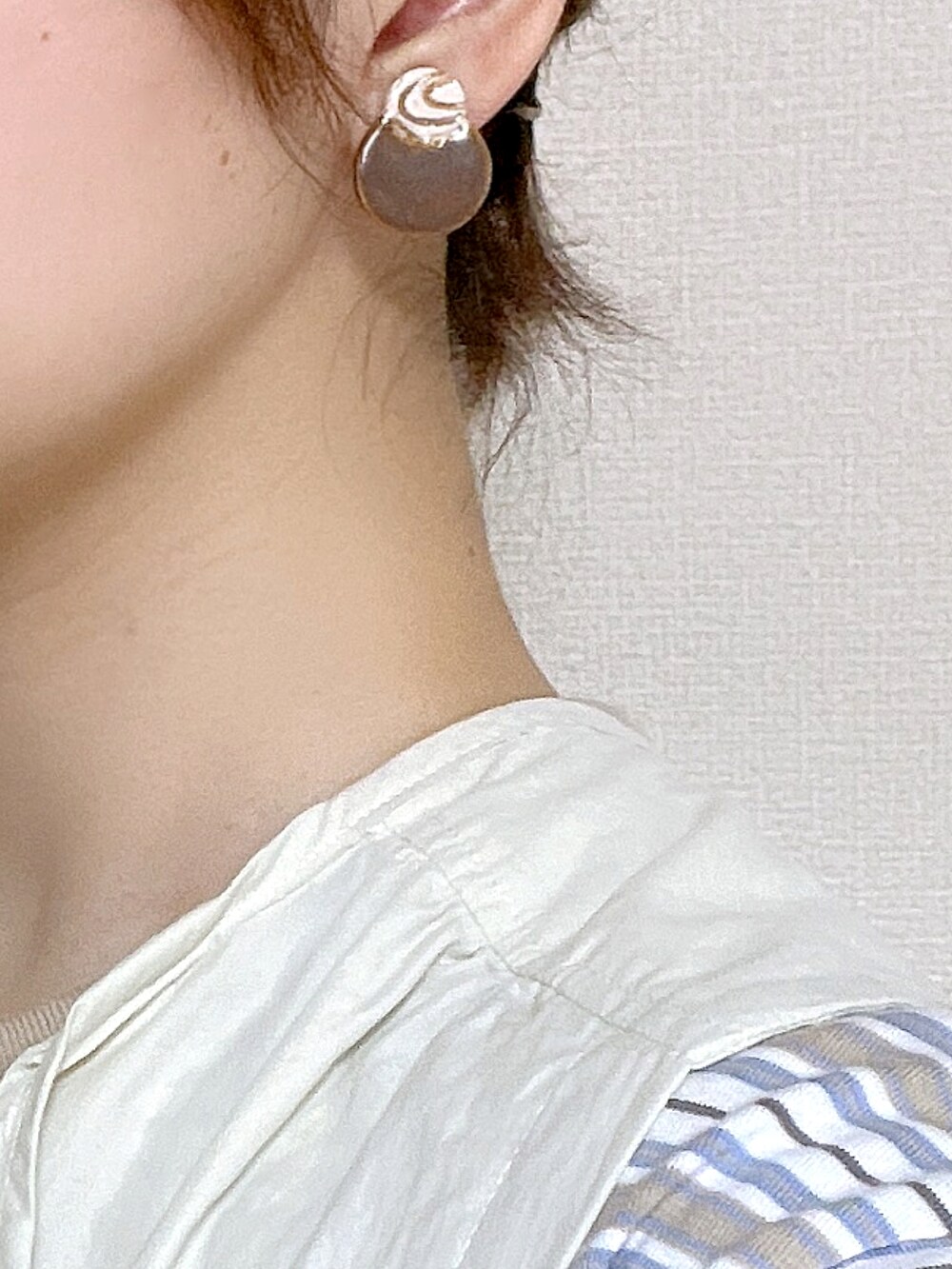 グリーン系のパンツ、ホワイト系のその他トップス、その他のTシャツ/カットソーを着用したレディースの夏コーディネートの3枚目の写真