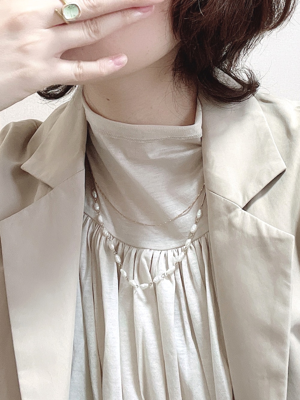 ブルー系のデニムパンツ、ベージュ系のシャツ/ブラウス、ホワイト系のベルトを着用したレディースの春コーディネートの3枚目の写真