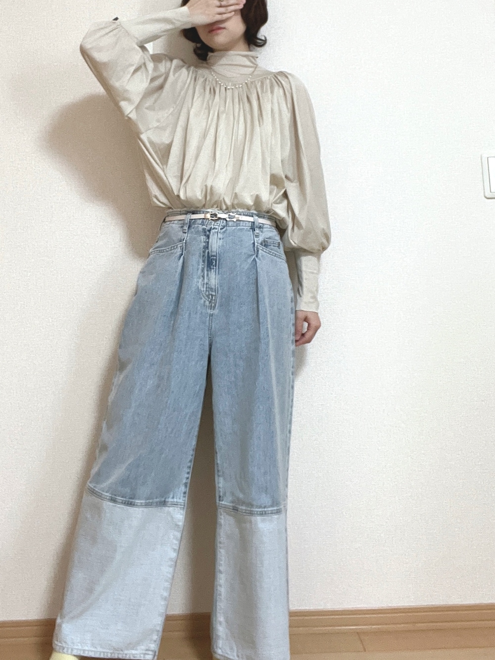 ブルー系のデニムパンツ、ベージュ系のシャツ/ブラウス、ホワイト系のベルトを着用したレディースの春コーディネートの2枚目の写真