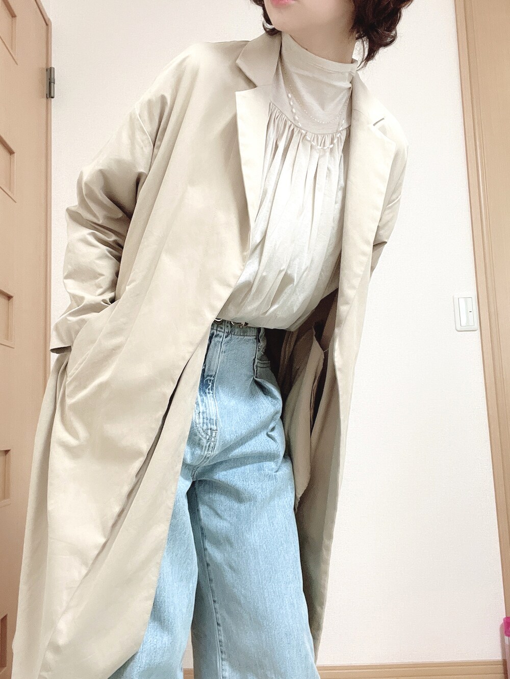 ブルー系のデニムパンツ、ベージュ系のシャツ/ブラウス、ホワイト系のベルトを着用したレディースの春コーディネートの4枚目の写真