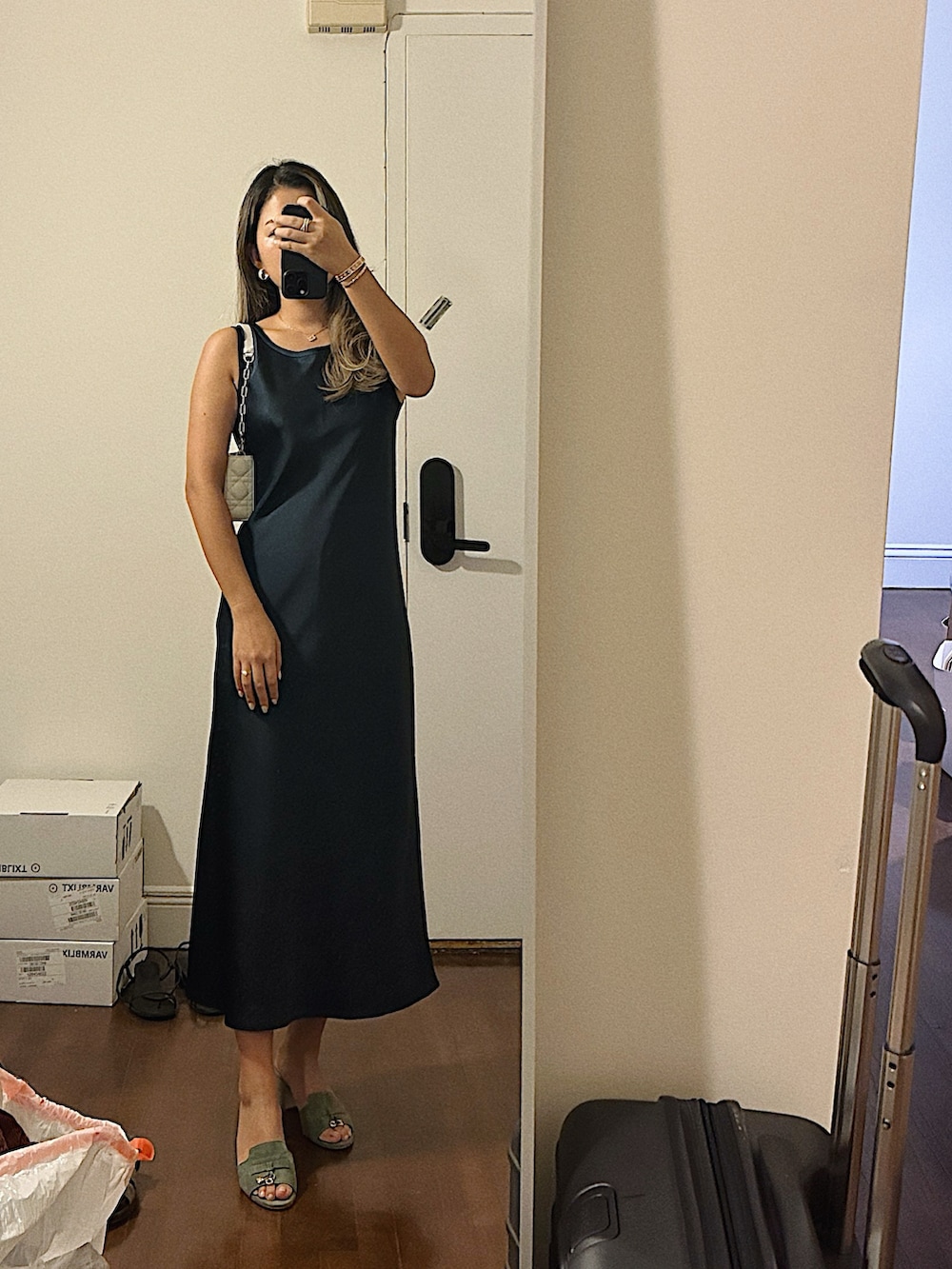 ブルー系のワンピース、グリーン系のサンダル、ホワイト系のショルダーバッグを着用したレディースの夏コーディネートの2枚目の写真