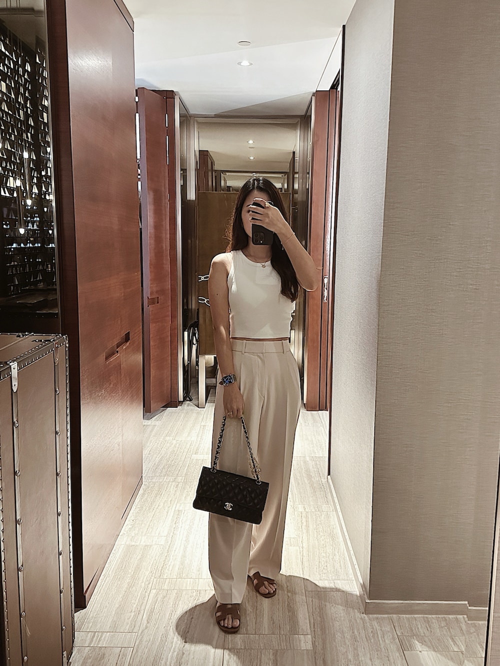「カジュアル、大人カジュアル、アルハンブラ、ブラトップ、ハイウエスト、トラウザーパンツ、UNIQLO、van cleef & arpels、Hermes アップルウォッチ、Hermes kelly25、Hermes オーランサンダル」｜「UNIQLOのアイテム（タンクトップ、ホワイト系）」を使った、yumiさん（骨格ウェーブ・レディース・163cm）の冬コーディネートの2枚目の写真