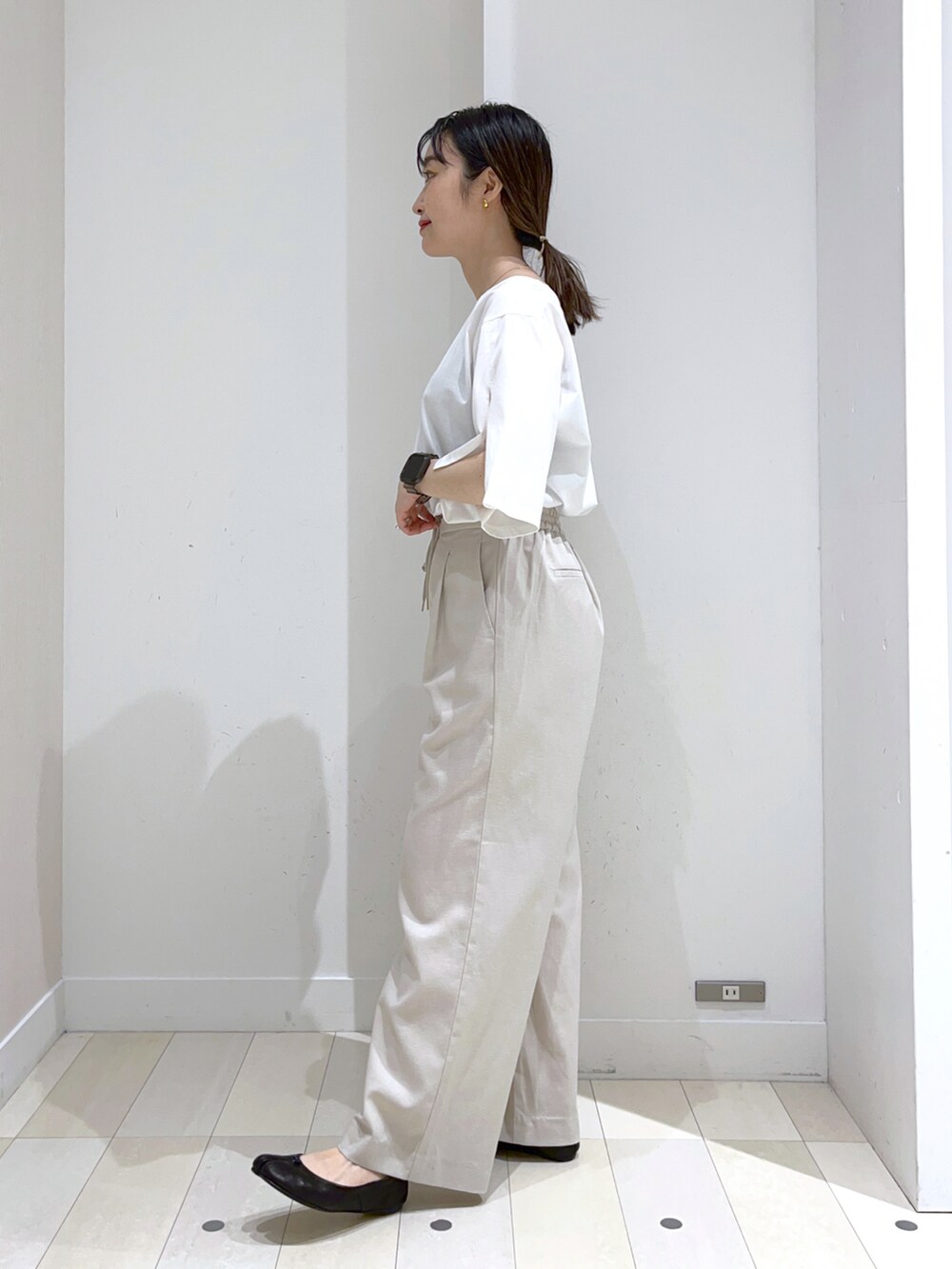 ホワイト系のショルダーバッグ、ベージュ系のその他パンツ、ブラック系のバレエシューズを着用したレディースの春コーディネートの5枚目の写真