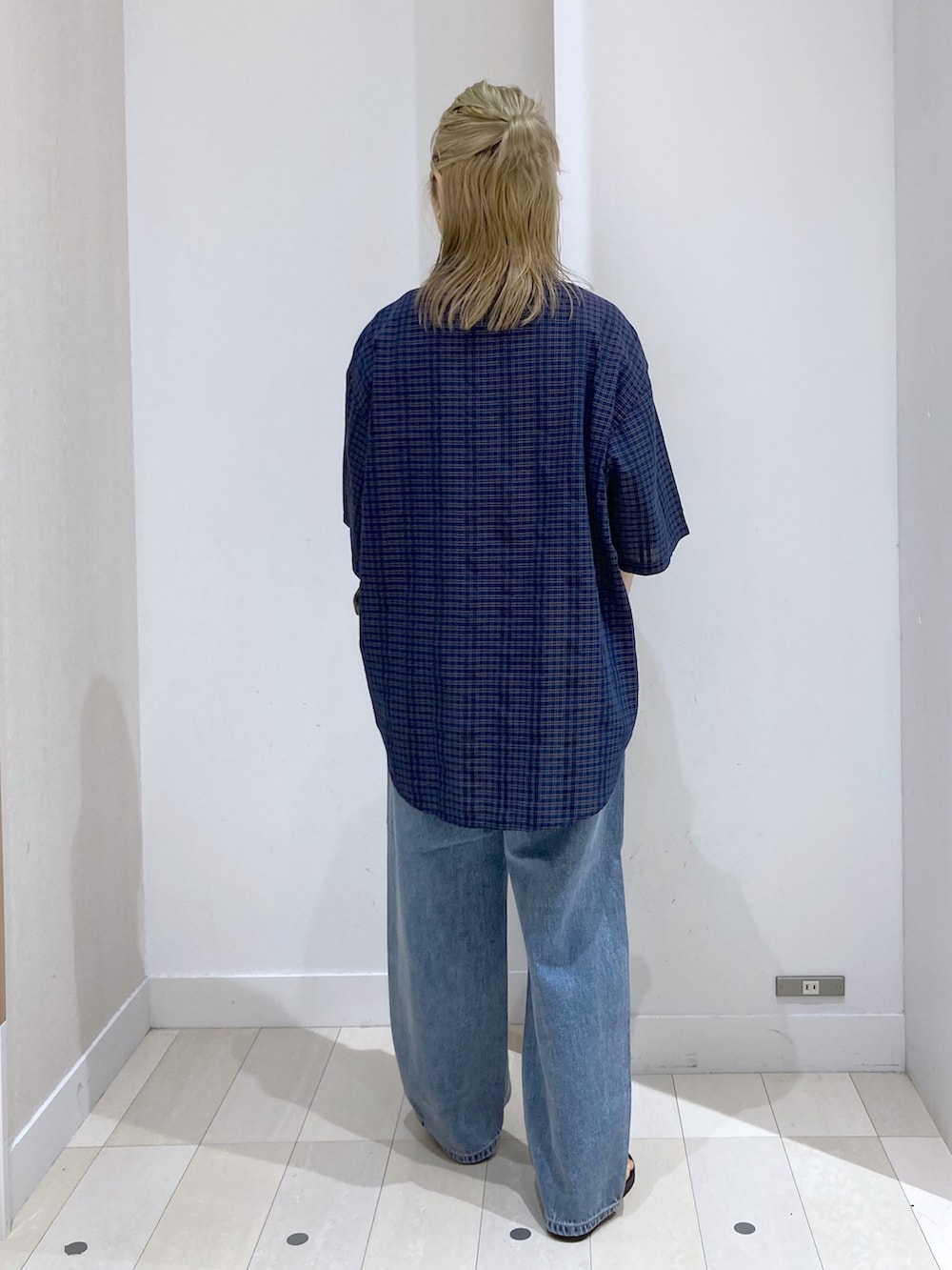 「シャツスタイル、柄シャツ、秋服準備はじめました、ビッグシルエット、プチプラ、モノトーン、ストリート、トングサンダル、ママコーデ、デニム、きれいめカジュアル、休日スタイル、ミニバッグ、ハイウエスト、韓国ファッション」｜「GLOBAL WORKのGOODデニムハイウエストワイドパンツ/298550（デニムパンツ、ブルー系）」を使った、もっちさん（レディース・158cm）の夏コーディネートの2枚目の写真