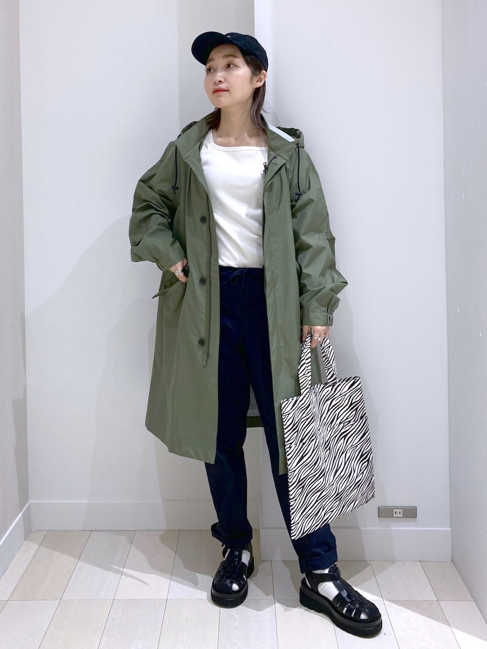 ベージュ系のその他パンツ、グリーン系のモッズコート、ホワイト系のTシャツ/カットソーを着用したレディースの春コーディネートの4枚目の写真