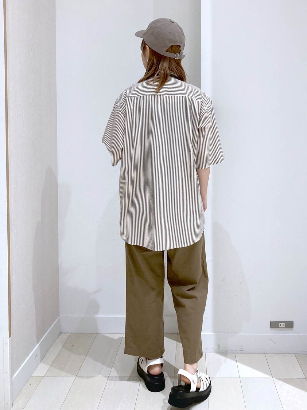 ホワイト系のサンダル、グレー系のショルダーバッグ、ブラウン系のその他パンツを着用したレディースの夏コーディネートの3枚目の写真